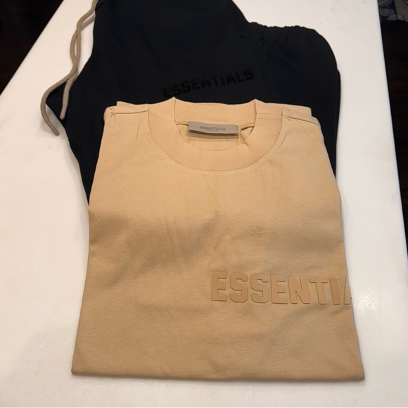 Essentials Fear Of God 2 PCS SET Men’s T-shirt & Black Sweatpants Sz M NWT - Picture 1 of 13
